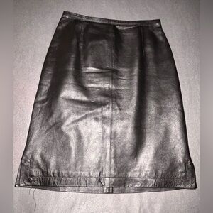 NWOT Y2K VTG Yvonne Marie Black Genuine Leather Skirt. Size 4.